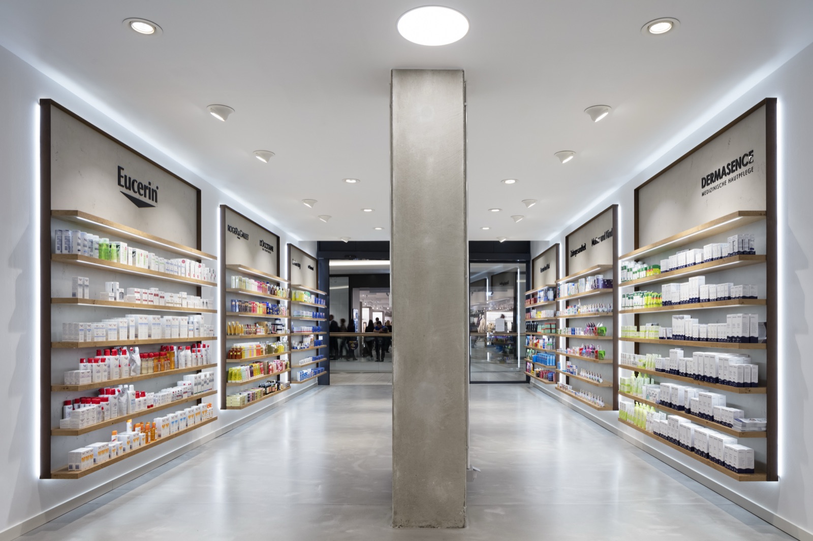 Modern eingerichtete Apotheke