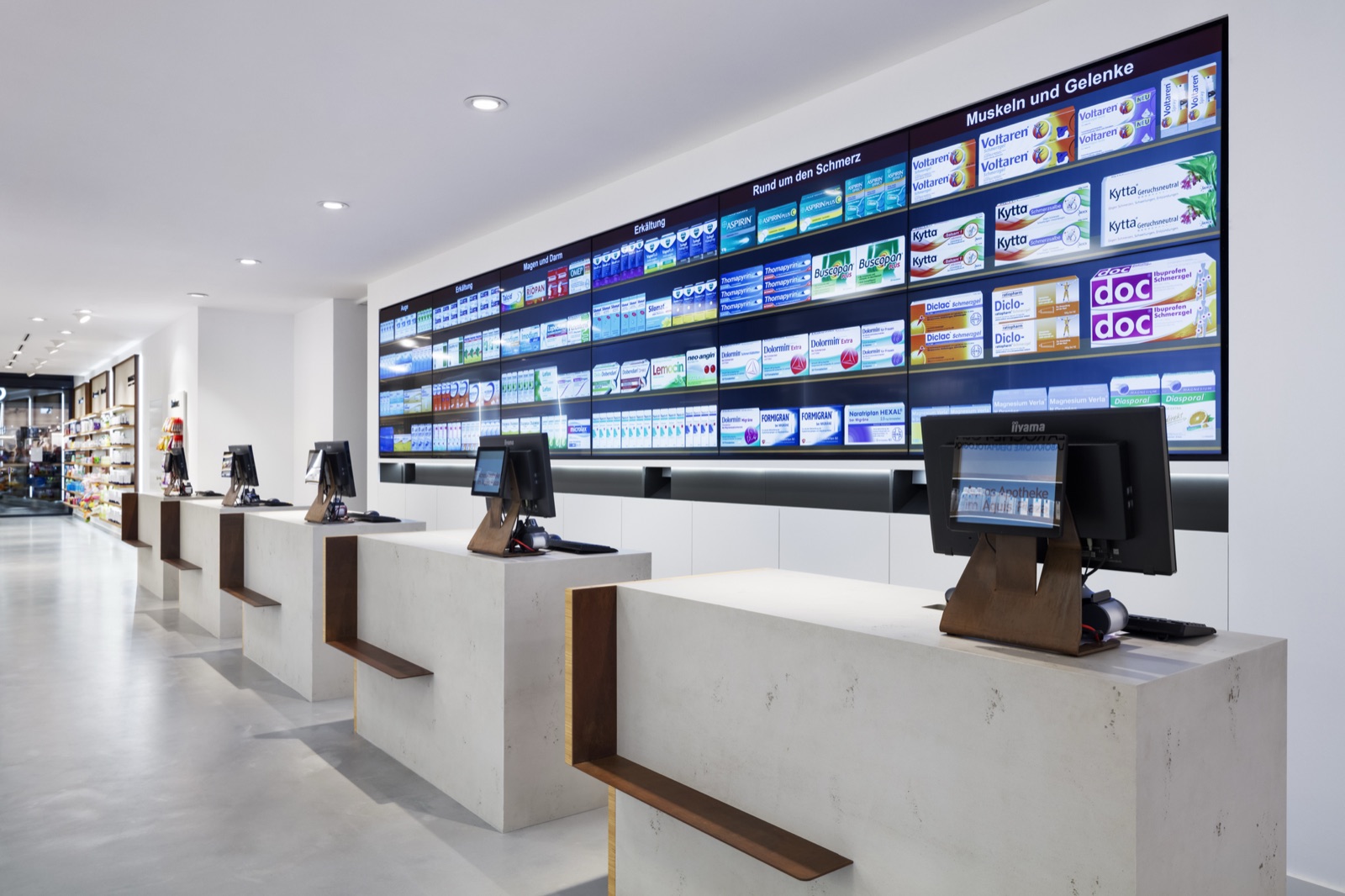 Moderne Apotheke mit digitaler Sichtwahl