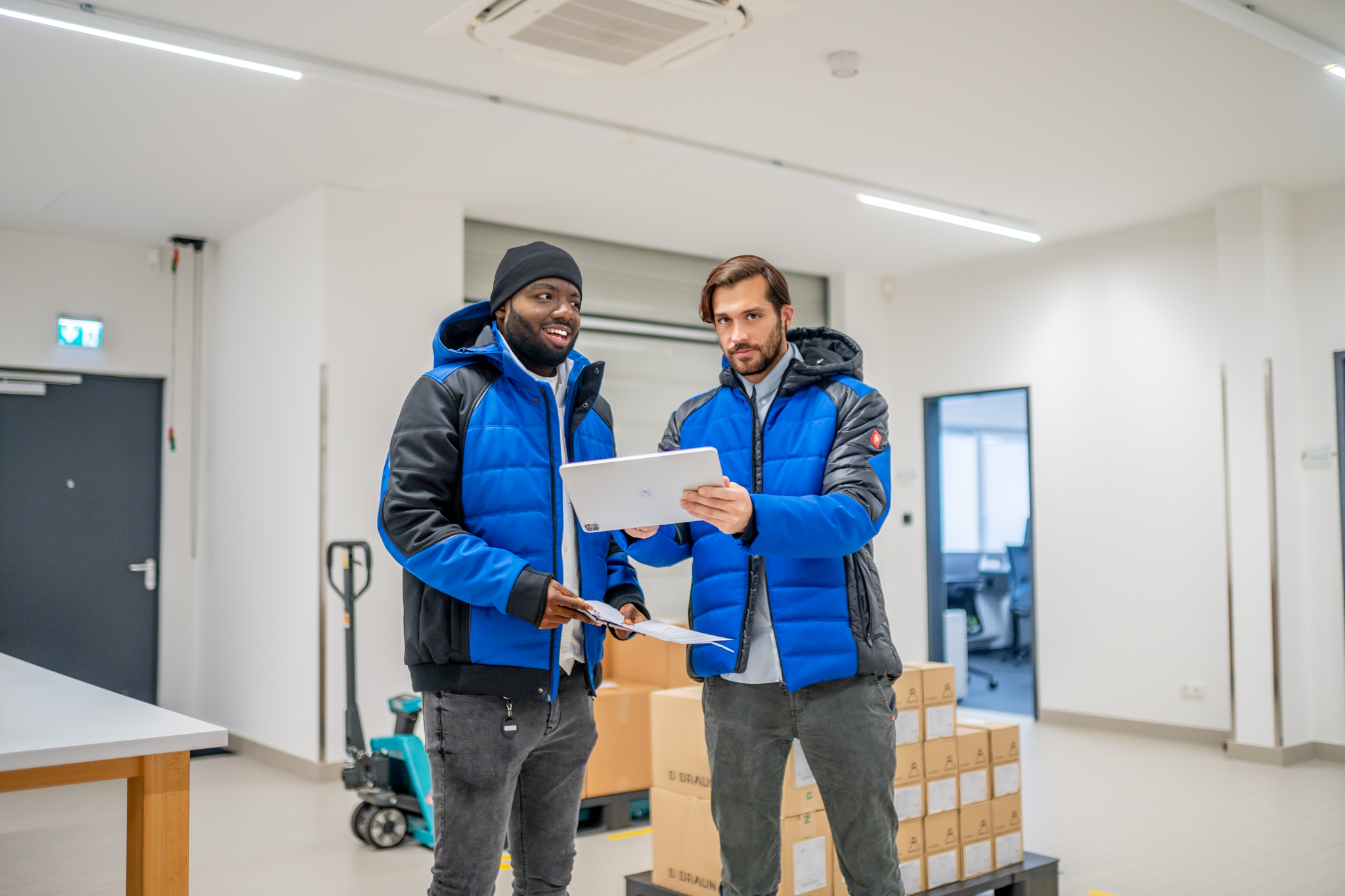Mitarbeiter im GDP-Lager mit Tablet